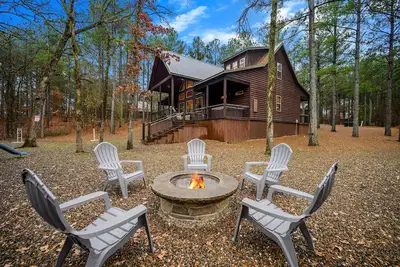 Image de Lazy Daze Lodge - Playset, Hot Tub, Free firewood, large yard!