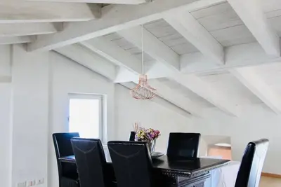 Image de Cozy lakefront design apartment in historic townhouse.