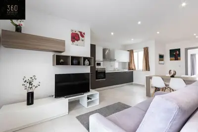 Spacious, beautiful central penthouse with Bbq