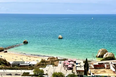 Image de T1 na principal avenida da Praia da Rocha