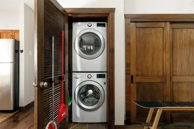 Image de Lovely Big White 2 bdrm ski in/out on Happy Valley Way, garage parking