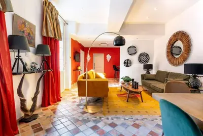 Image de Place Palais des papes • 3 chambres • Climatisation • 3 Salle de bains • Parking
