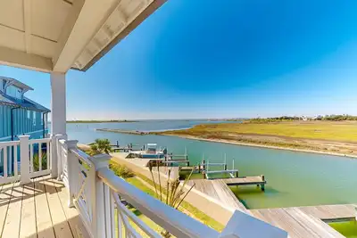 Image de Bayfront resort villa with water view, pool, fishing pier, grills, & boardwalk