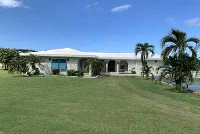 Image de Judith's Fancy Aqua Blue in a secure neighborhood & walking distance to beach.