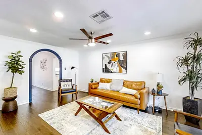 Image de Peaceful centrally located home with a pool, grill, & game tables - dog-friendly