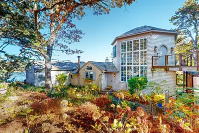 Image de Enchanting waterfront home with two decks, grill, kayaks, board games, W/D, & Ac