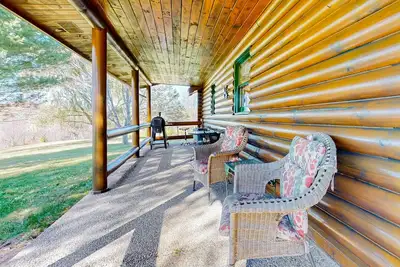 Image de Rustic dog-friendly cabin with fireplace, open layout, grill, W/D, & firepit