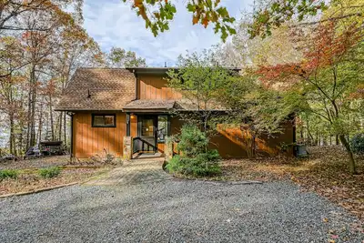 Image de Enchanting lakefront oasis with fire pit, generous patio, dock, & amazing views