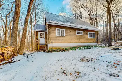 Image de Classic Vermont cabin with forest views, pools, hot tub & gym