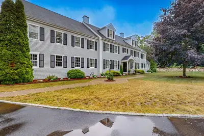 Image de Sprawling dog-friendly lake estate with pool, patio, fire pit, games, & views