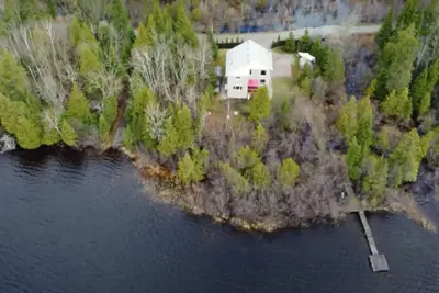 Image de Scandinavian Lakefront Luxury: Exquisite Cottage with Private Lake Access