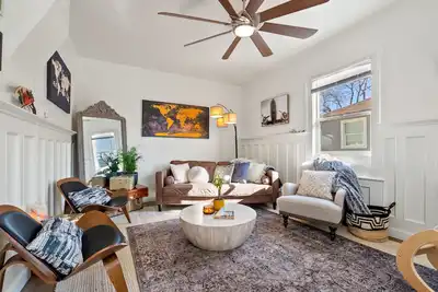 Image de Centrally Located Midtown 2 Bedroom Home with 3 Parking Stalls that Sleeps 7