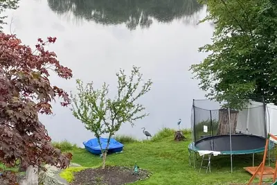 Image de 4 Bedroom Lakefront home retreat with outdoor amenities in the Nyc region.