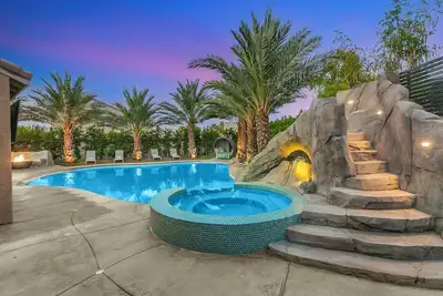Image de The Bungalow - Unique desert tropical experience, Giant pool with slide