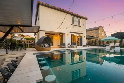 Image de Stunning salt-water pool home with games and more!