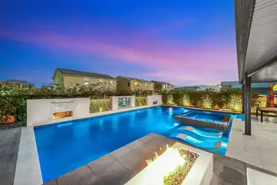 Image de Escape to this newly remodeled 7-bedroom desert retreat designed for relaxation and fun. Enjoy a large resort-style pool and spa, a fully stocked kitchen, spacious game room, and outdoor games perfect for group play under endless blue skies. Whether