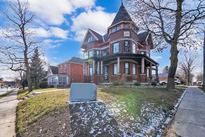 Image de Tranquil 2br Triplex in the Heart of Shelburne