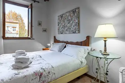 Image de Cozy apartment of about 45 sqm, for up to 4 people, located on the 2nd floor with lift (Not suitable for disabled people; some steps at the entrance) of a renovated ancient building. The apartment is located in the Piazza Ferrucci/Ponte San Niccolò, in