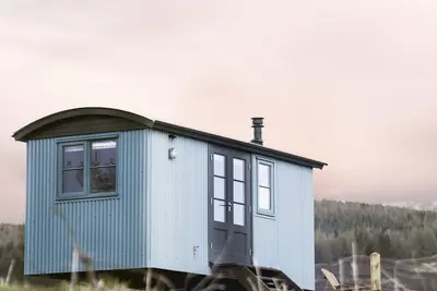 Image de Situated in Tulliemet valley on an old shepherd’s hill track, our huts enjoy breathtakingly long vie