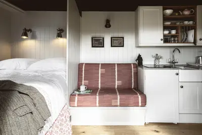 Image de Situated in Tulliemet valley on an old shepherd’s hill track, our huts enjoy breathtakingly long vie