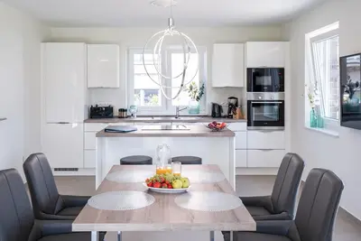 Image de Modernes Ferienhaus in Attraktiver Lage in Burhave. Strandnah und Zentral