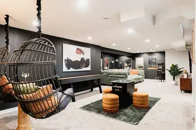 Image de Lux Home | HotTub, Movie Room, Firepit, 15m to Den