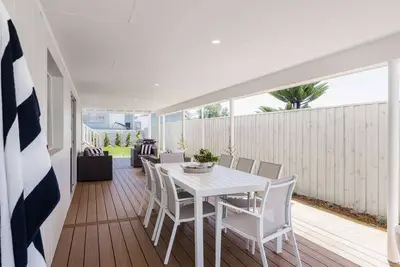 Image de By the Bay - 4pm check out on Sundays*