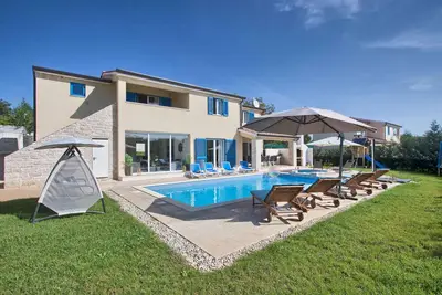 Image de Villa avec piscine, sauna et aire de jeux