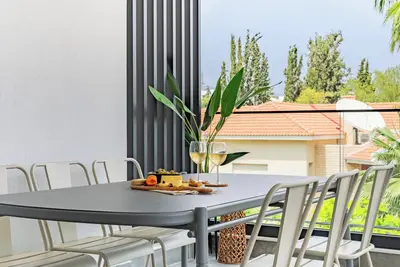 Image de Sanders Evolution 2 Confortable 2Bdr Apt avec balcon