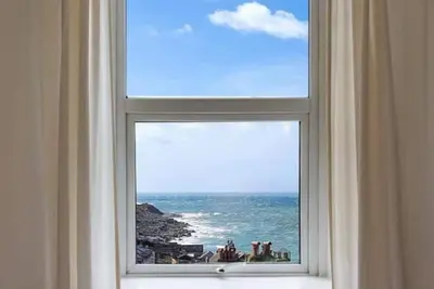 Bright & beautiful 4 bedroom house with sea views