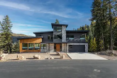 Image de New Lake Front Home Across from Purgatory - Multiple Decks, Views & Ping Pong