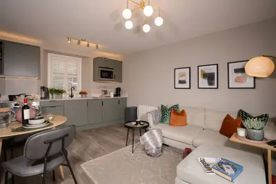Ambleside Gem: Parking, Balcony, Scenic Views