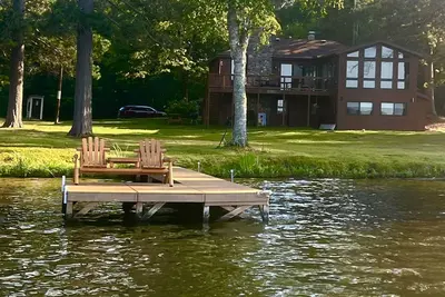 Image de Great lake home with 203 feet of private frontage.