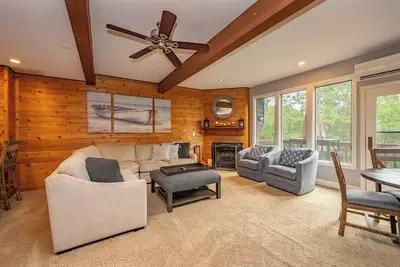 Image de Stylish Dog Friendly Deep Creek Townhome w/ Hot Tub