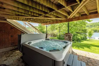 Image de Scenic Lake Escape w/ Games, Hot Tub & Dock Slip