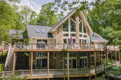 Image de Dog Friendly Lake Cove Chalet w/ Hot Tub & Games