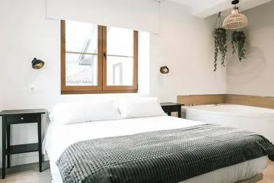 Image de Spacious apartment with spa and balcony.