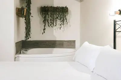 Image de Special studio for couples with double whirlpool tub and balcony.