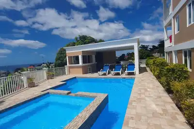 Image de Stunning Ocean & Pool View 2-Bedroom Apartment, 2 mins from the city.