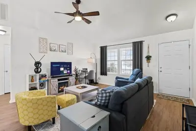 Image de Perfect Location | Fast WiFi + Backyard & Bbq