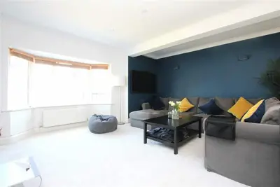 Image de Maison-Salle de bain et douche-Confort-Vue sur Jardin-Lancing