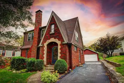 Image de Historic 3 Br Home w/ Game Room Near Millikin Univ.