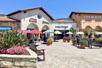 Image de Stylish modern townhome Sleeps 6. Close to Ucsb Walk to beach\/butterfly preserve