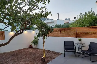 Image de Modern apt with private garden next to the beach in the center of Elounda! \n