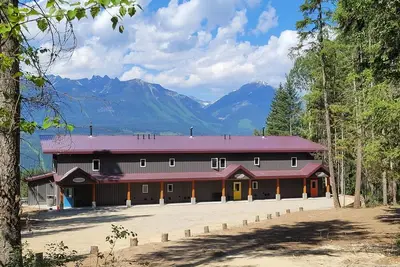 Stay Golden - sleeps 20. Bugaboo
