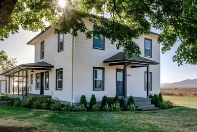 Image de Updated Farmhouse with lots of outdoor space and beautiful views!