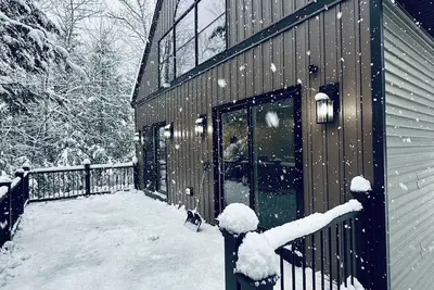 Image de New Waterfront Eco Friendly House Near the White Mountains skiing