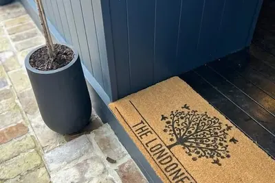 Image de The Londoner - Luxe Bedroom Tiny Home - with 2 Loft Bedrooms