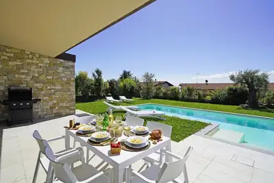 Image de Fantastic Garda Villa | 5 Bedrooms | Villa Garda Sky | Private Pool & Secluded Garden | Brescia