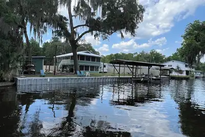 Image de Multi Family waterfront house. Plenty of parking, close to springs.